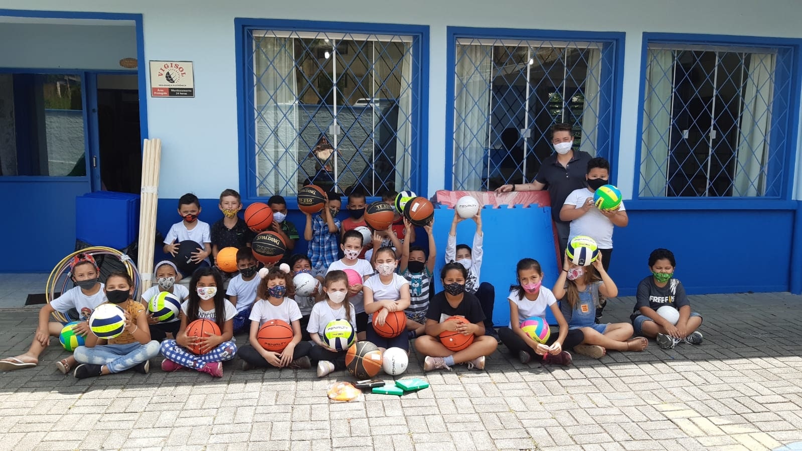 Escolas e centros infantis de Guaramirim recebem materiais esportivos