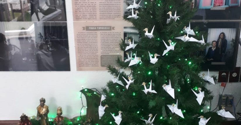 Árvore de natal com tsuru lembra vítimas da Covid em Schroeder Árvore de natal com tsuru lembra vítimas da Covid em Schroeder