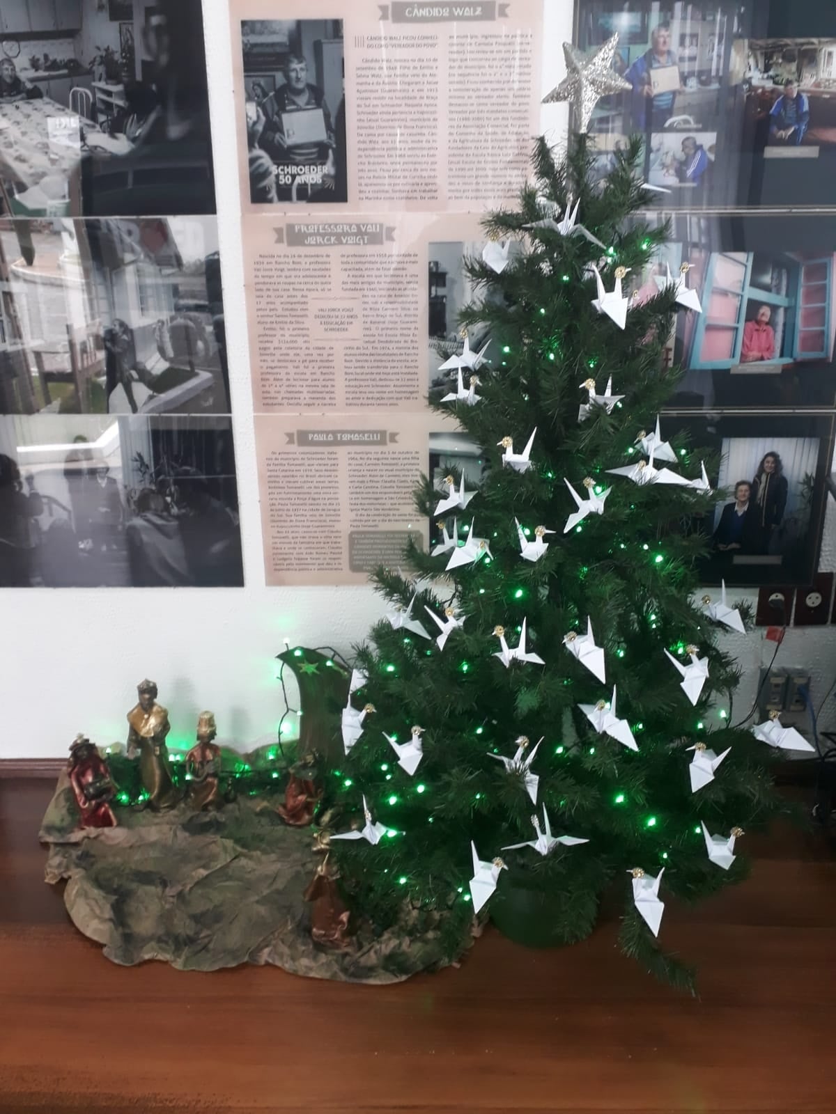 Árvore de natal com tsuru lembra vítimas da Covid em Schroeder