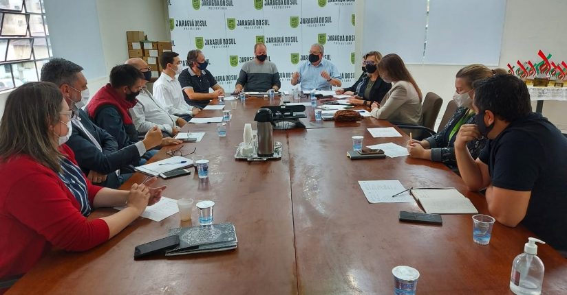 Prefeitura de Jaraguá vai construir boxes fixos à praça de alimentação Prefeitura de Jaraguá vai construir boxes fixos à praça de alimentação