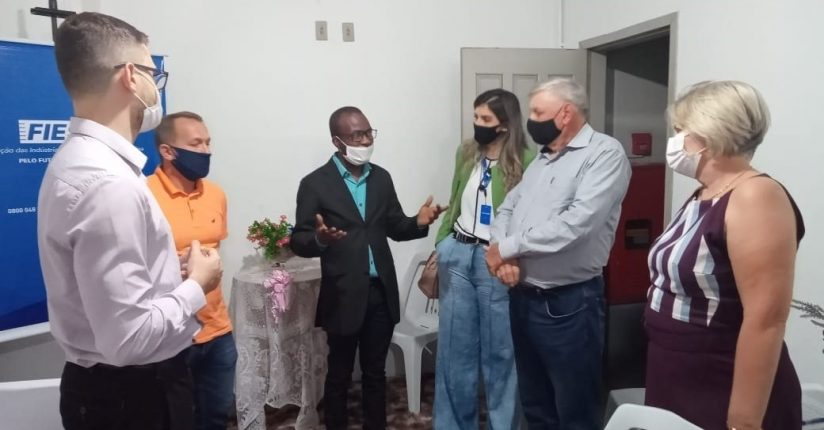 Iniciativa social oportuniza a haitianos capacitação e melhoria de renda em Jaraguá Iniciativa social oportuniza a haitianos capacitação e melhoria de renda em Jaraguá