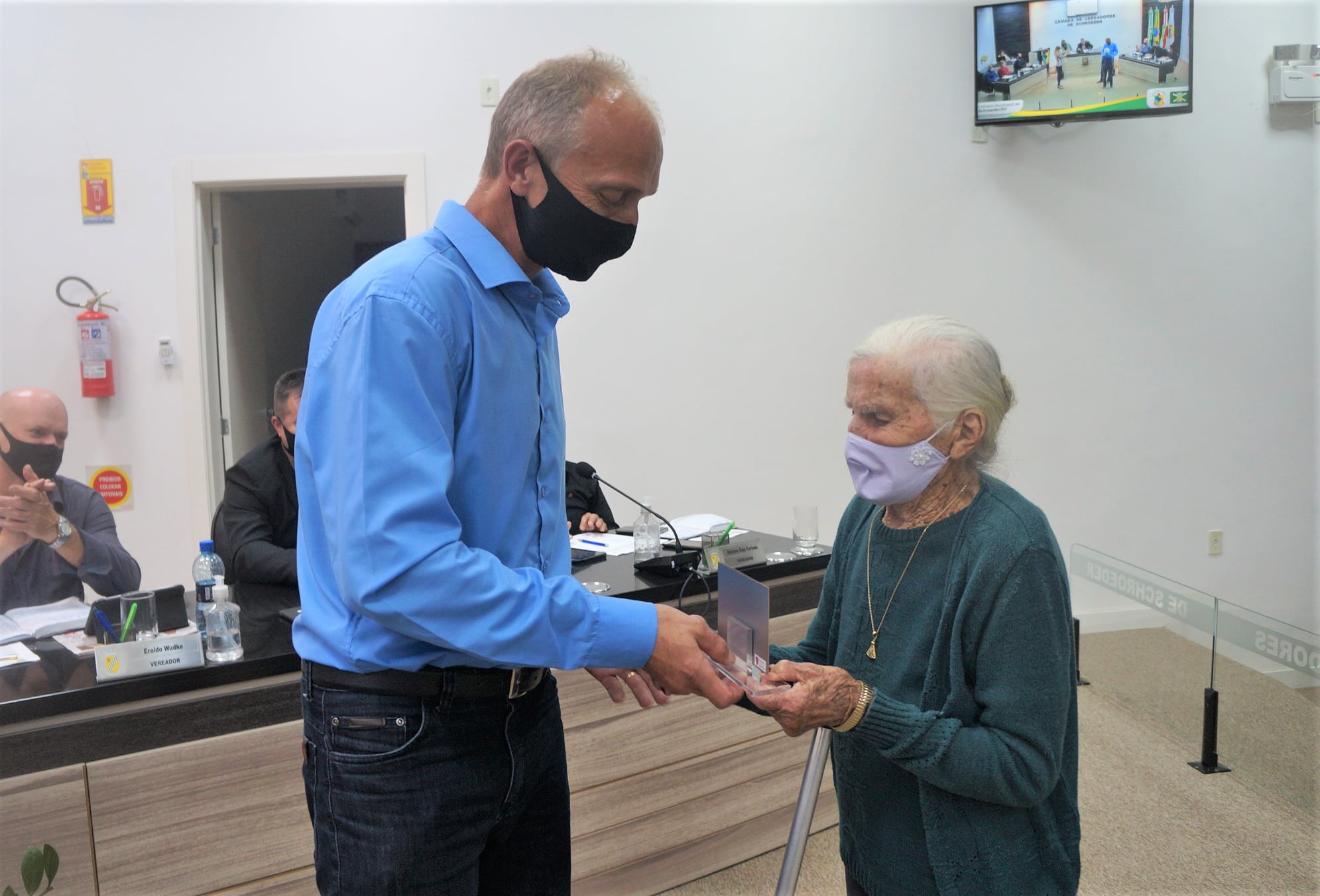 Centenária, Thereza Tomaselli Zoz recebe a Comenda Araribá em Schroeder
