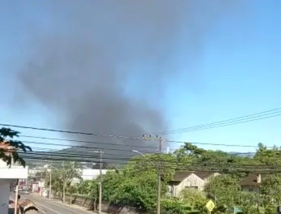Dez bombeiros combatem incêndio que atinge 38 metros quadrados de estofaria de Jaraguá do Sul