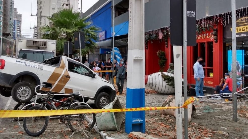 Motorista perde controle do carro, bate em muro de contenção e veículo cai de dez metros de altura em shopping de Itapema