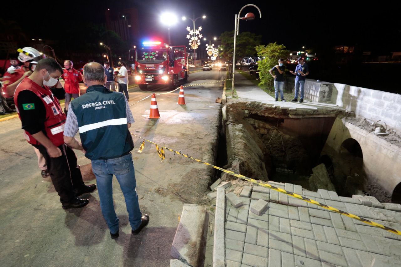Perícia deve ser feita nesta terça em trecho de calçada que desabou em Joinville durante abertura do Natal
