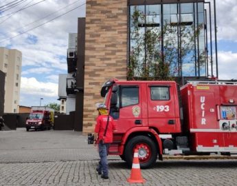Homem tem fratura em membros superiores após elevador de carga cair dentro de padaria em Joinville Homem tem fratura em membros superiores após elevador de carga cair dentro de padaria em Joinville