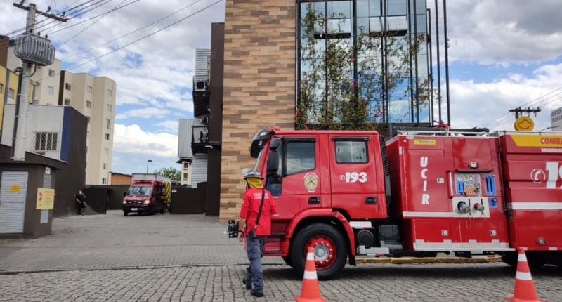 Homem tem fratura em membros superiores após elevador de carga cair dentro de padaria em Joinville Homem tem fratura em membros superiores após elevador de carga cair dentro de padaria em Joinville