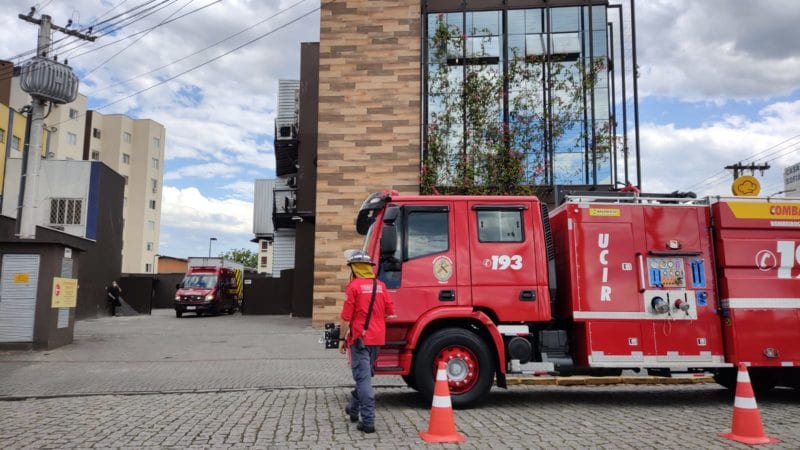 Homem tem fratura em membros superiores após elevador de carga cair dentro de padaria em Joinville