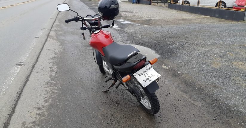 PRF flagra motocicleta com placa escrita à mão na BR-280 em Rio Negrinho PRF flagra motocicleta com placa escrita à mão na BR-280 em Rio Negrinho