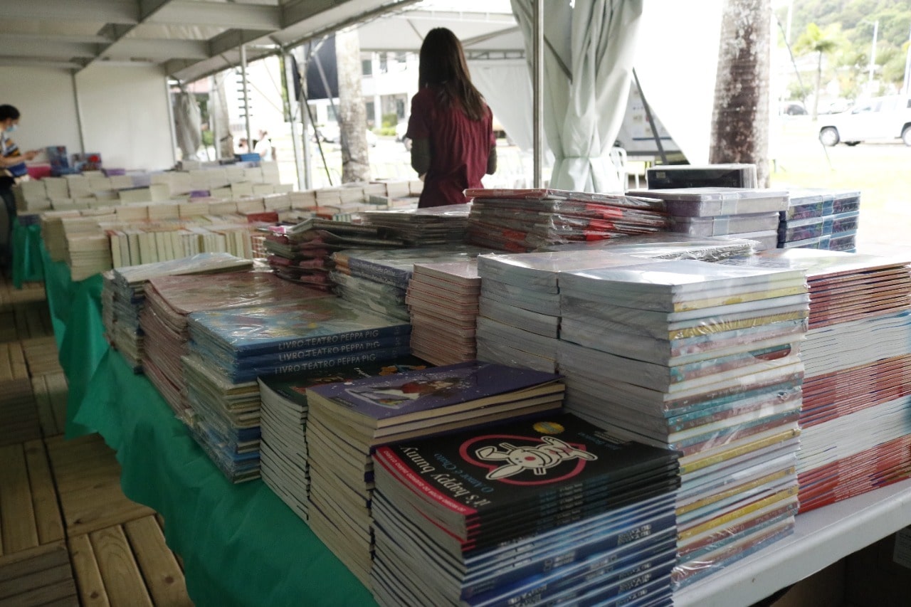Programação da Feira do Livro de Jaraguá segue com contação de história e debate