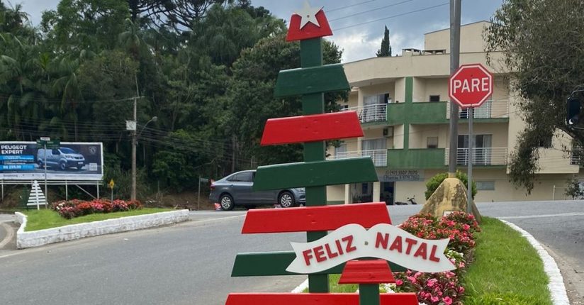Samae decora mais quatro espaços com material reciclável para o Natal em Jaraguá Samae decora mais quatro espaços com material reciclável para o Natal em Jaraguá
