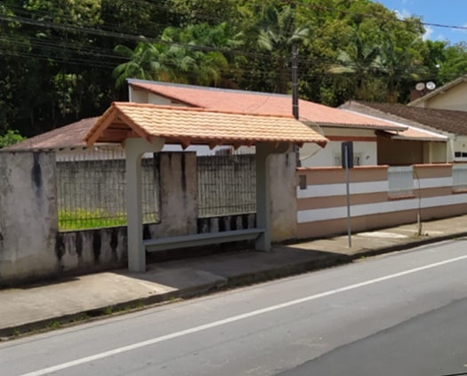 Dois novos abrigos de passageiros são instalados em dois bairros de Jaraguá do Sul