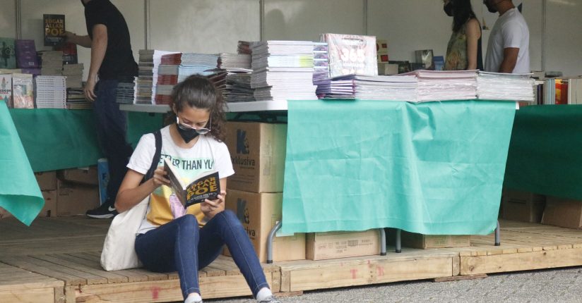 Livraria da Capital traz livros para a feira de Jaraguá há dez anos