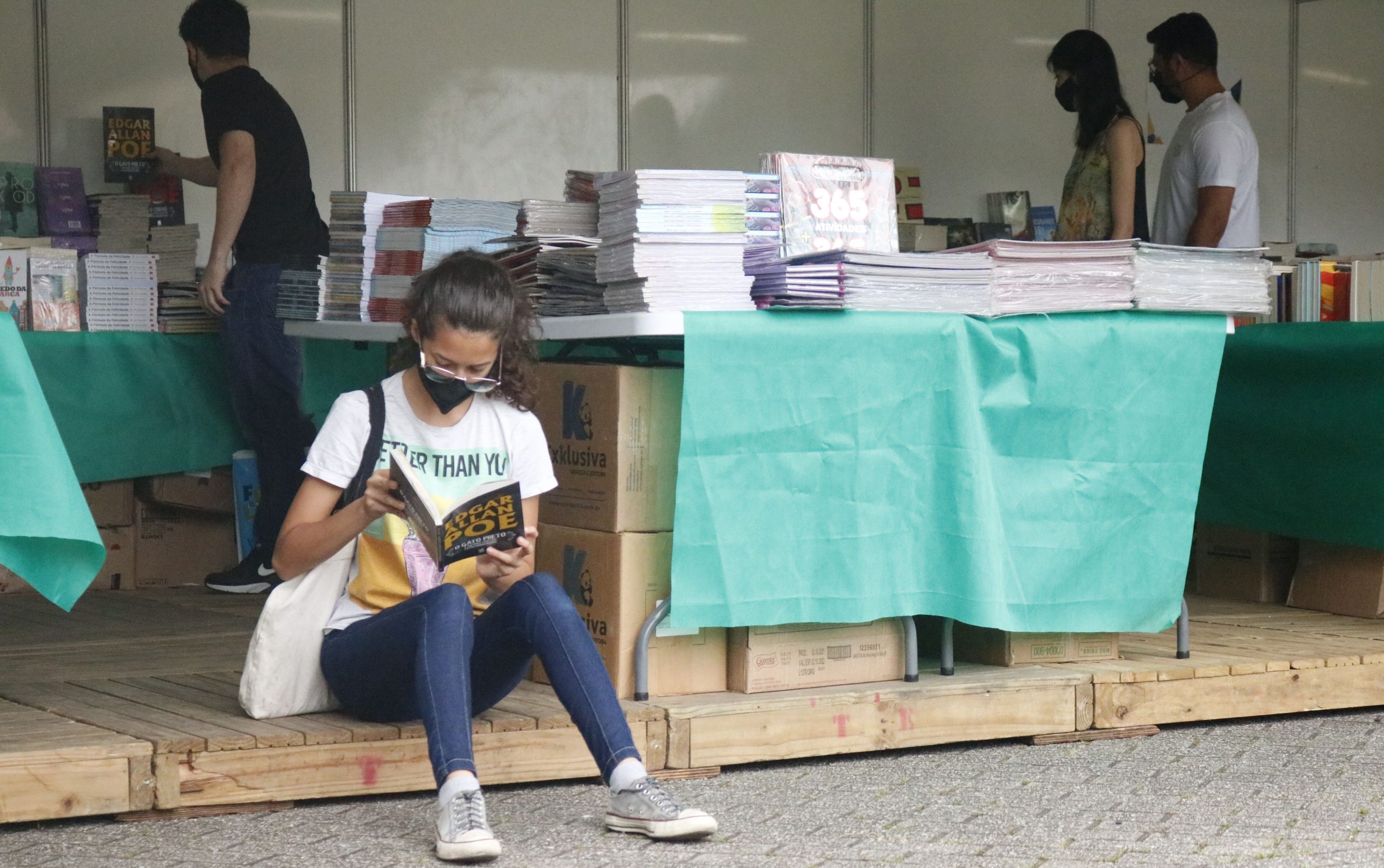 Livraria da Capital traz livros para a feira de Jaraguá há dez anos
