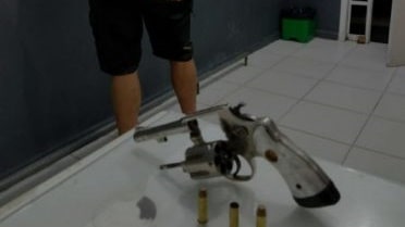 Homem é preso por porte ilegal de arma de fogo em Guaramirim Homem é preso por porte ilegal de arma de fogo em Guaramirim
