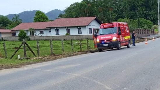 Motociclista tem suspeitas de fraturas após cachorro cortar a frente em Schroeder Motociclista tem suspeitas de fraturas após cachorro cortar a frente em Schroeder