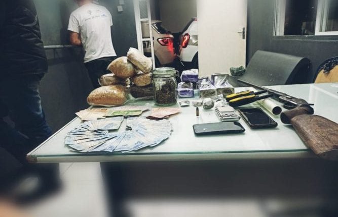 Dois homens foram presos por tráfico de drogas em Corupá e Schroeder Dois homens foram presos por tráfico de drogas em Corupá e Schroeder