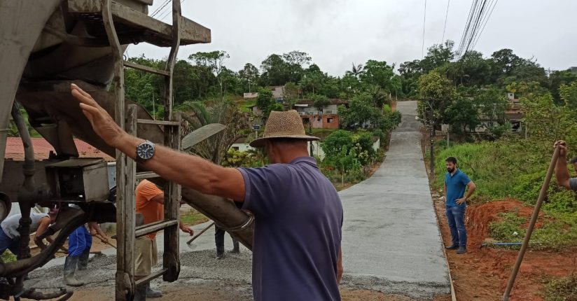 Rua do loteamento Leopoldo Brusek é concretada em Jaraguá do Sul Rua do loteamento Leopoldo Brusek é concretada em Jaraguá do Sul