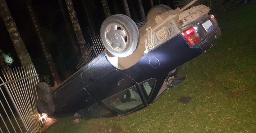 Homem fica ferido após capotamento em Jaraguá do Sul Homem fica ferido após capotamento em Jaraguá do Sul