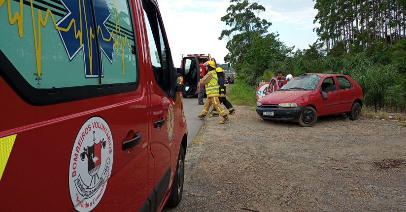 Capotamento na BR-280 movimenta bombeiros de Guaramirim Capotamento na BR-280 movimenta bombeiros de Guaramirim