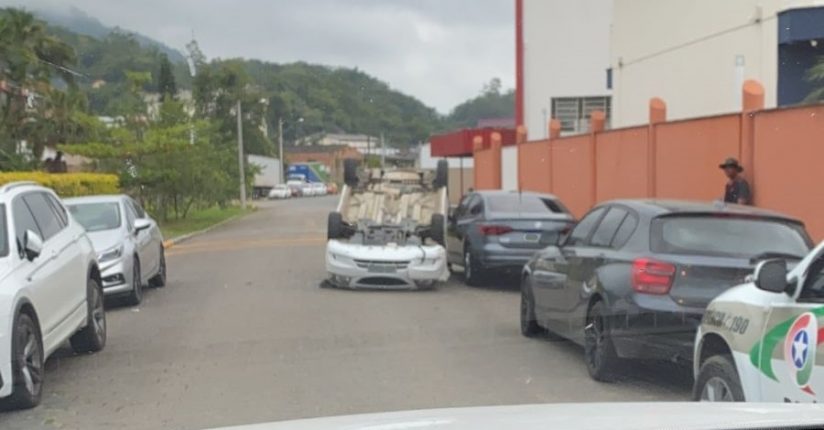 Idoso tem suspeita de fratura na costela após carro capotar em Guaramirim