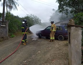 Incêndio em veículo movimenta bombeiros de Schroeder