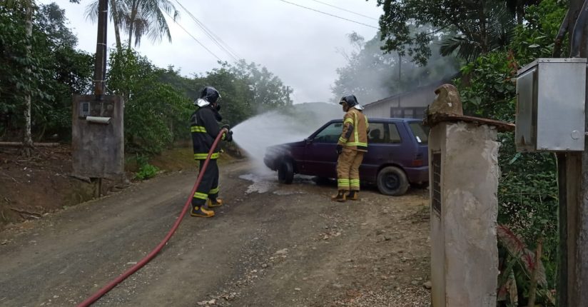 Incêndio em veículo movimenta bombeiros de Schroeder Incêndio em veículo movimenta bombeiros de Schroeder