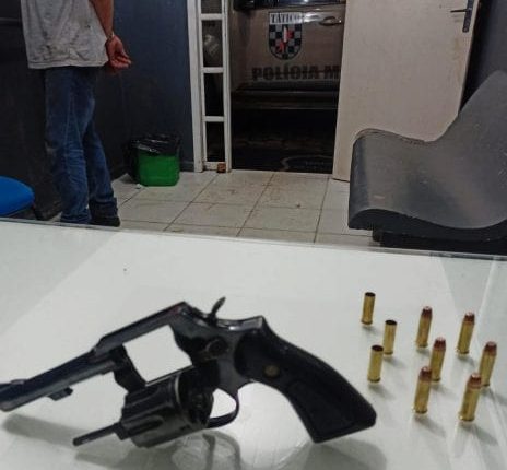 Homem é preso por porte ilegal de arma de fogo em Jaraguá do Sul Homem é preso por porte ilegal de arma de fogo em Jaraguá do Sul