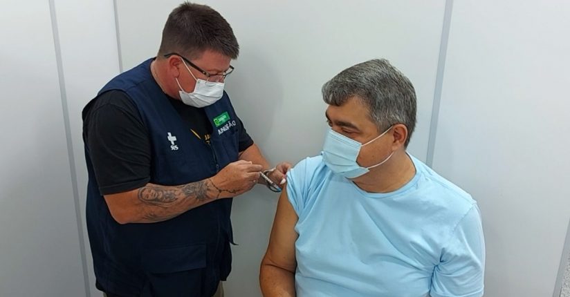 Prefeito de Jaraguá do Sul recebe terceira dose contra Covid Prefeito de Jaraguá do Sul recebe terceira dose contra Covid