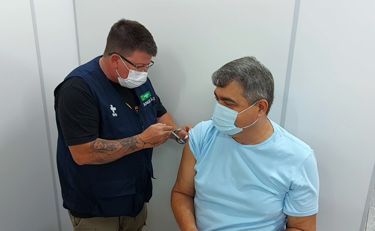 Prefeito de Jaraguá do Sul recebe terceira dose contra Covid
