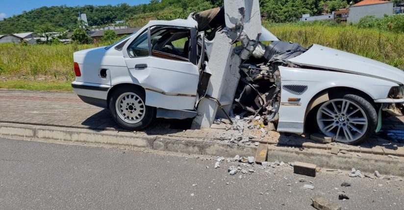 Homem fica ferido após bater carro contra poste no Centro de Massaranduba Homem fica ferido após bater carro contra poste no Centro de Massaranduba