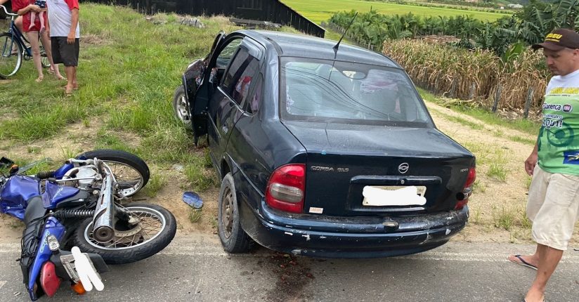 Motociclista tem suspeitas de fraturas pelo corpo após batida com carro em Massaranduba Motociclista tem suspeitas de fraturas pelo corpo após batida com carro em Massaranduba
