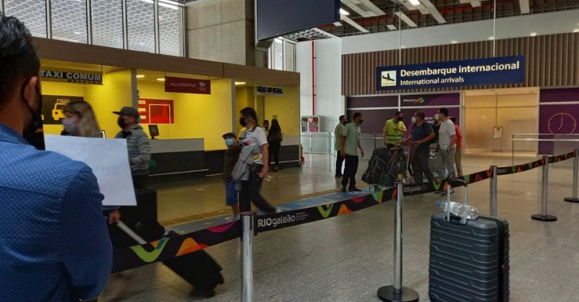 Companhias aérea exigem comprovante de vacina contra Covid no embarque de estrangeiros que chegam ao Brasil Companhias aérea exigem comprovante de vacina contra Covid no embarque de estrangeiros que chegam ao Brasil