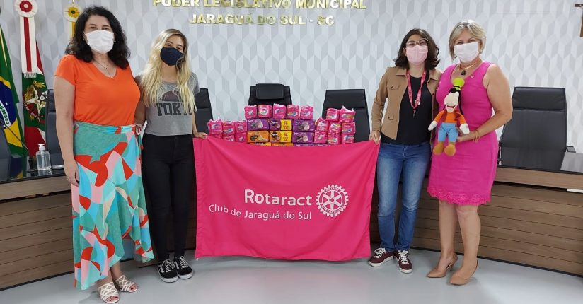Procuradoria da Mulher de Jaraguá entrega absorventes à campanha do Rotaract