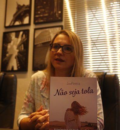 “Não seja tola!” Escritora lança livro voltado às mulheres