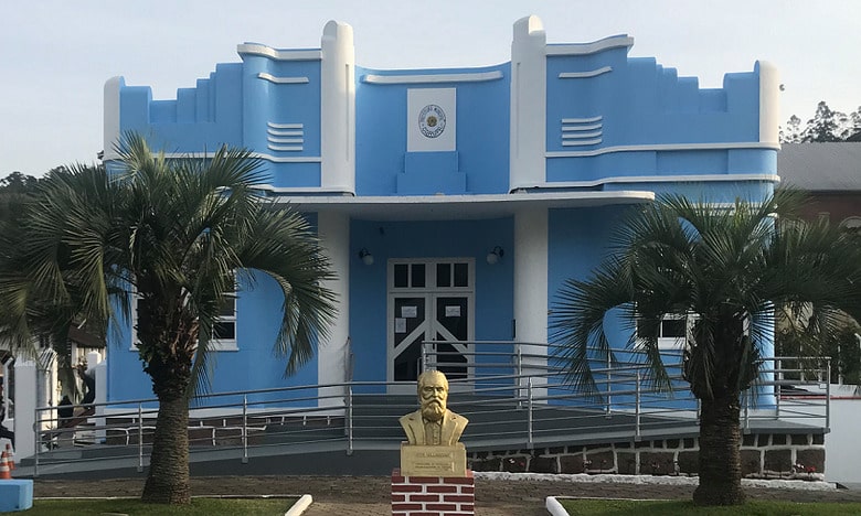Pisos modulares são implantados em ginásios de escolas