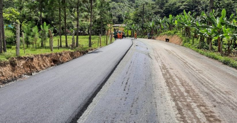 Obra entre Ribeirão Grande e Santa Luzia em Jaraguá do Sul já recebe o asfalto Obra entre Ribeirão Grande e Santa Luzia em Jaraguá do Sul já recebe o asfalto