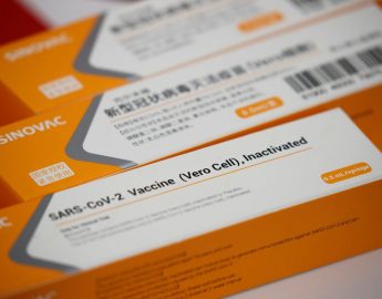 Vacina CoronaVac é eficaz contra Ômicron, diz estudo preliminar