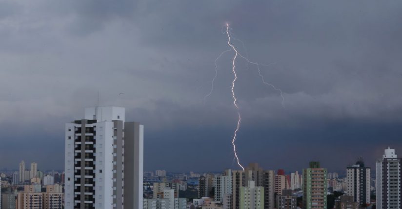 Até final do século, Brasil deve atingir 100 milhões de raios por ano, diz Inpe