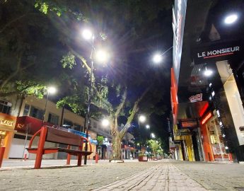 Calçadão da Marechal recebe nova iluminação de LED em Jaraguá