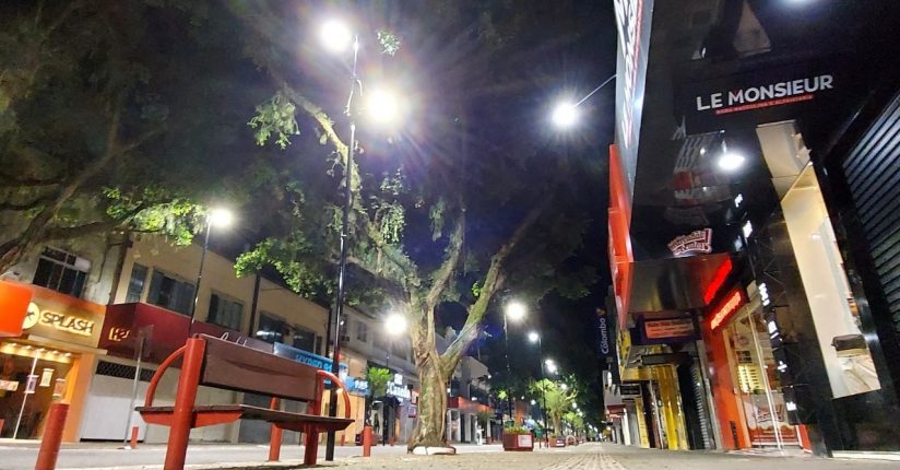 Calçadão da Marechal recebe nova iluminação de LED em Jaraguá