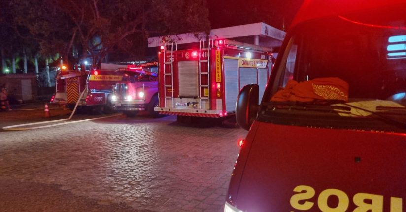 Bombeiros usam oito mil litros de água para conter incêndio em residência em Massaranduba Bombeiros usam oito mil litros de água para conter incêndio em residência em Massaranduba