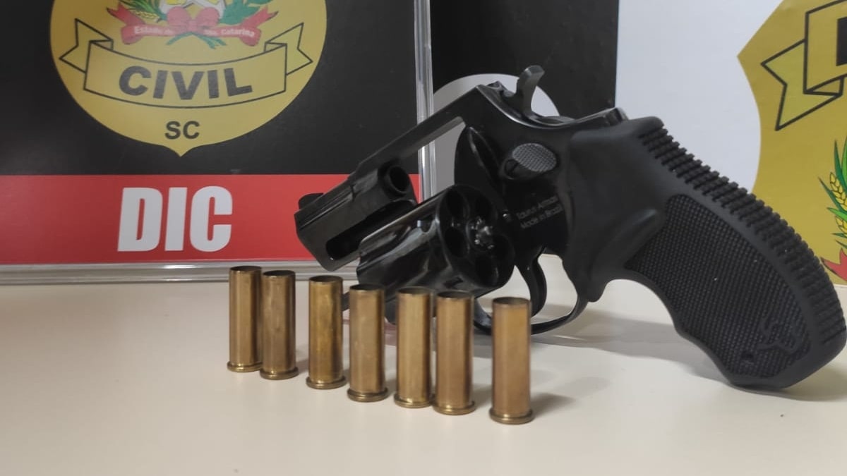 DIC apreende arma usada por homem acusado de disparar contra casas em Jaraguá do Sul