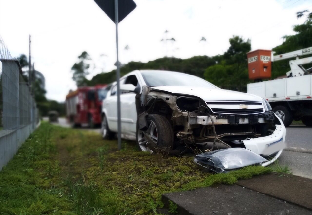 Jovem perde controle do carro e bate em poste em Schroeder