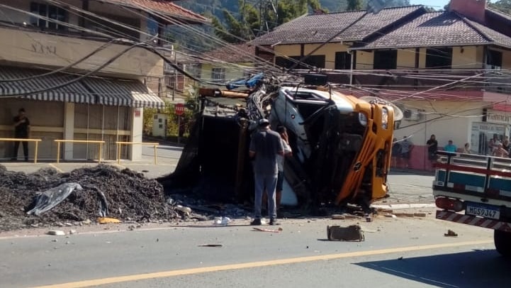 Homem perde controle de caminhão após pneu estourar, bate em três carro e em poste em Jaraguá do Sul