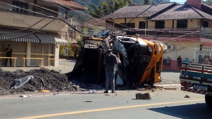 Homem perde controle de caminhão após pneu estourar, bate em três carro e em poste em Jaraguá do Sul Homem perde controle de caminhão após pneu estourar, bate em três carro e em poste em Jaraguá do Sul