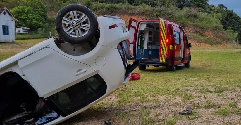 Capotamento movimenta bombeiros em Massaranduba Capotamento movimenta bombeiros em Massaranduba