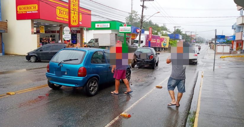 Mulher tem suspeita de fratura na clavícula em batida entre carros em Schroeder Mulher tem suspeita de fratura na clavícula em batida entre carros em Schroeder