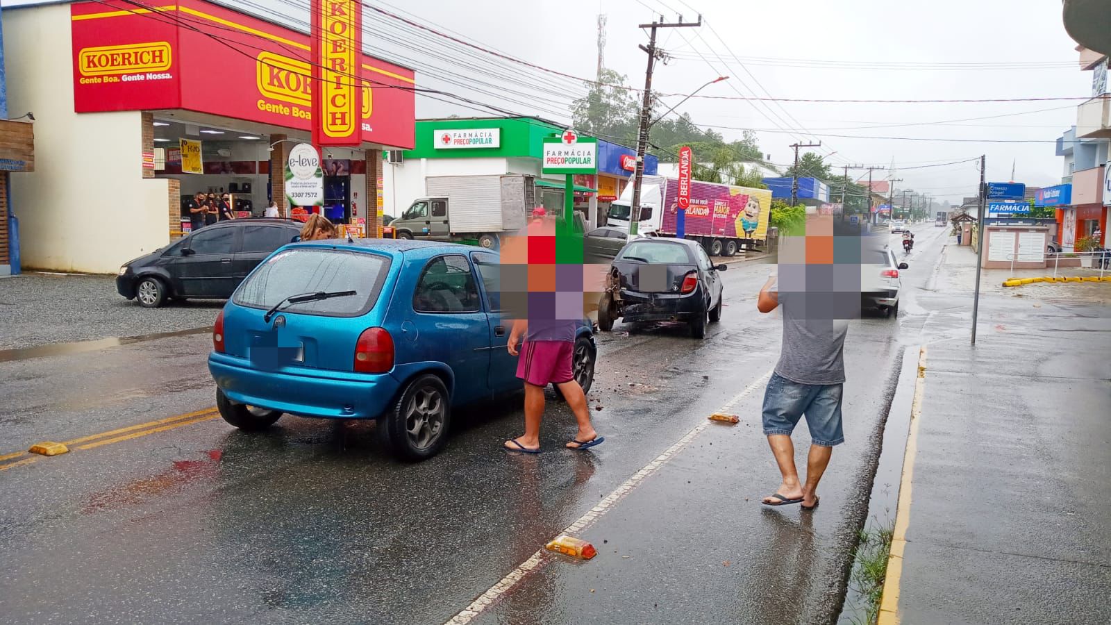 Mulher tem suspeita de fratura na clavícula em batida entre carros em Schroeder