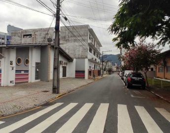 Samae interdita rua Leopoldo Mahnke no Centro de Jaraguá do Sul nesta segunda-feira